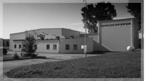 Czarno - białe zdjęcie budynku, w ktorym znajduje się siedziba firmy kalibra sp. zo.o.